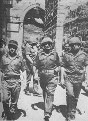 Left to right, Israeli generals Uzi Narkiss, Moshe Dayan and Yitzhak Rabin entering Jerusalem in June 1967-යුධ ජයග්‍රහනයෙන් පසුව ඊශ්‍රායෙල් ජනරාල්වරුන් යෙරුසලමට ඇතුල් වෙයි